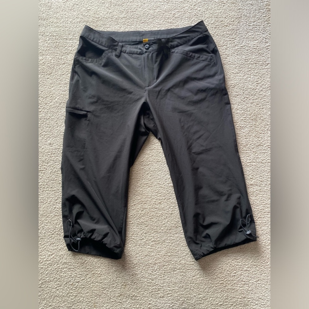 Eddie Bauer women’s black capri pants